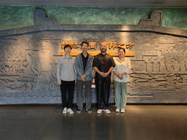 周原作事博物馆(姬睿智先生与宝鸡考古测度所辛怡华长处)